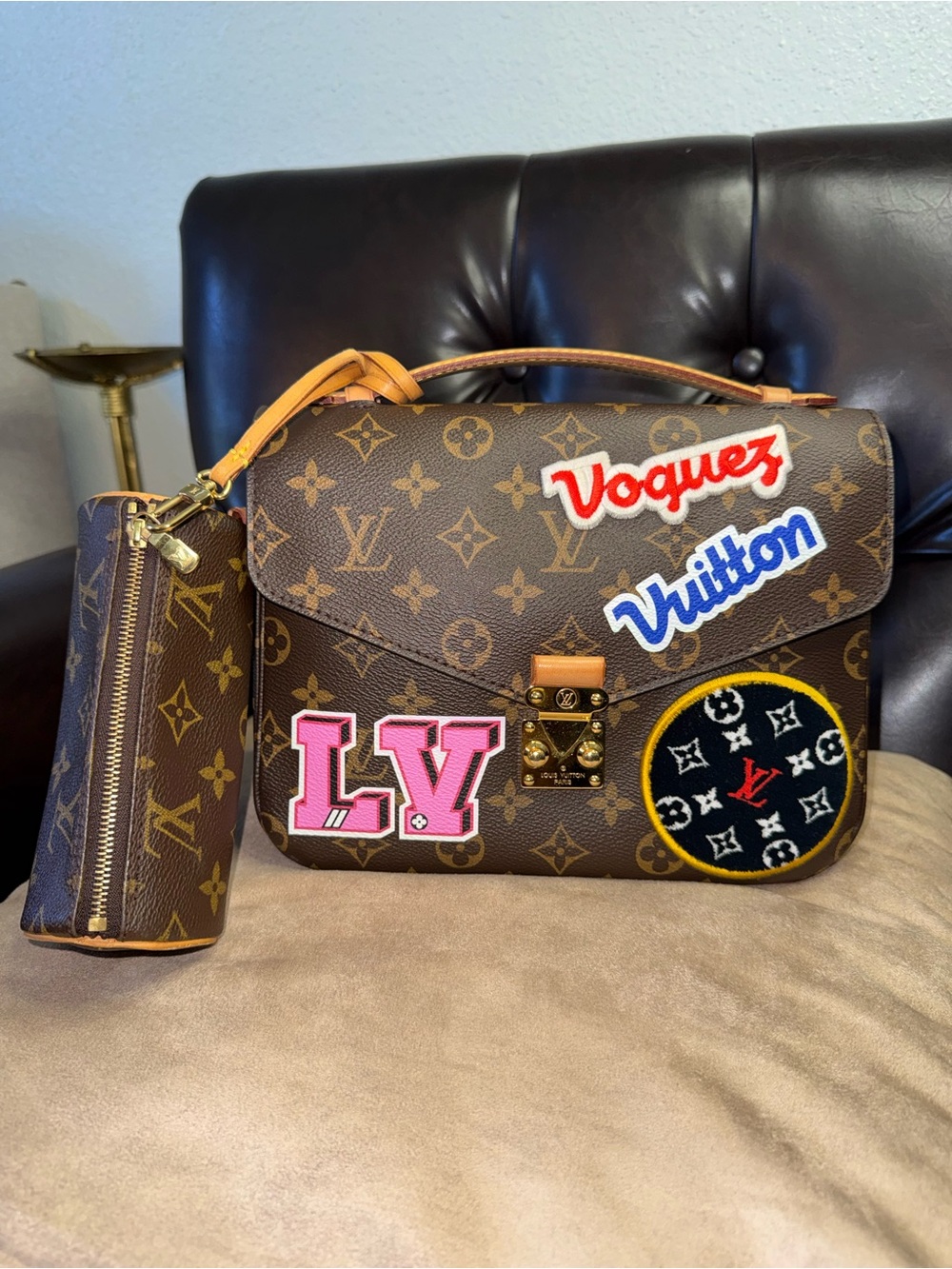 LIMITED EDT LOUIS VUITTON POCHETTE MÉTIS PATCHES MONOGRAM CANVAS CROSSBODY